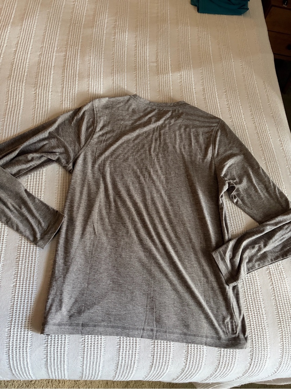 Vuori Men's Long Sleeve Strato Tech Tee in Heather Gray, Medium